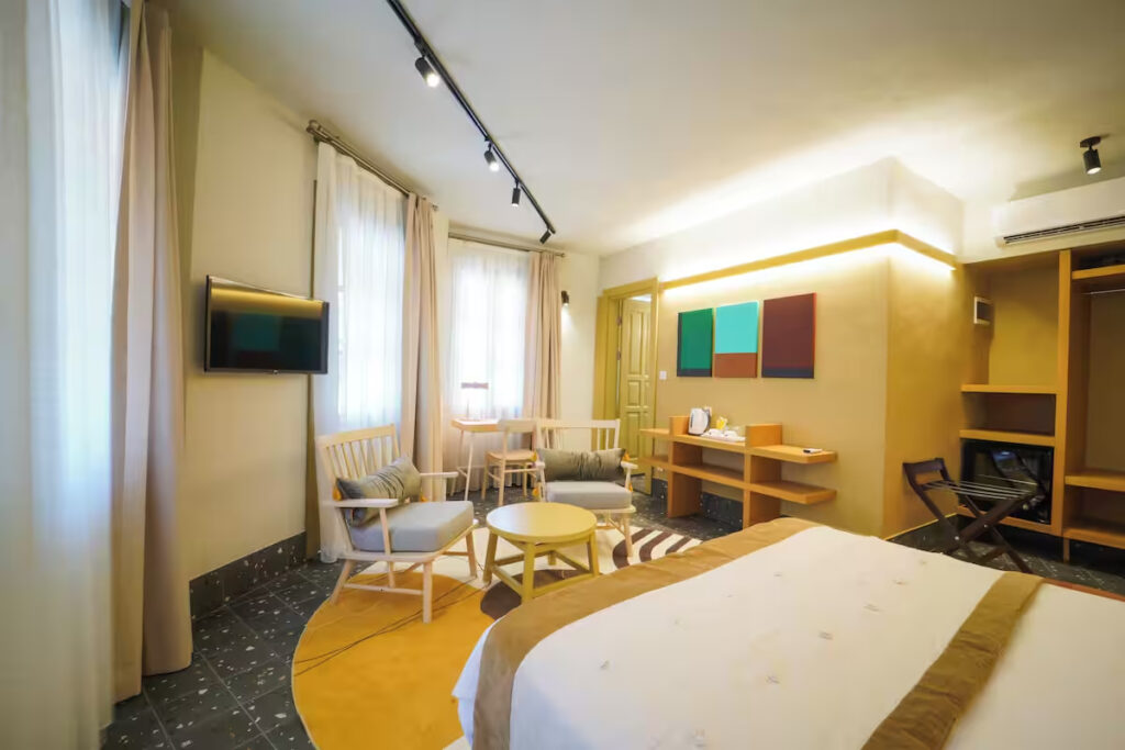 Deluxe Corner City Tek Büyük Yataklı Oda