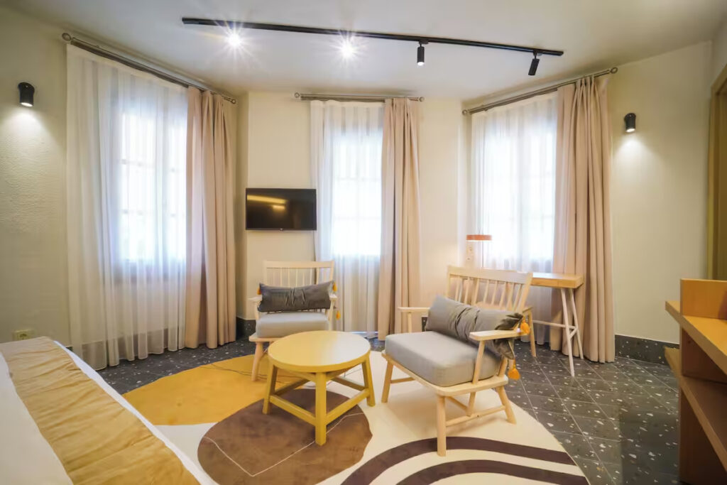 Deluxe Corner City Tek Büyük Yataklı Oda