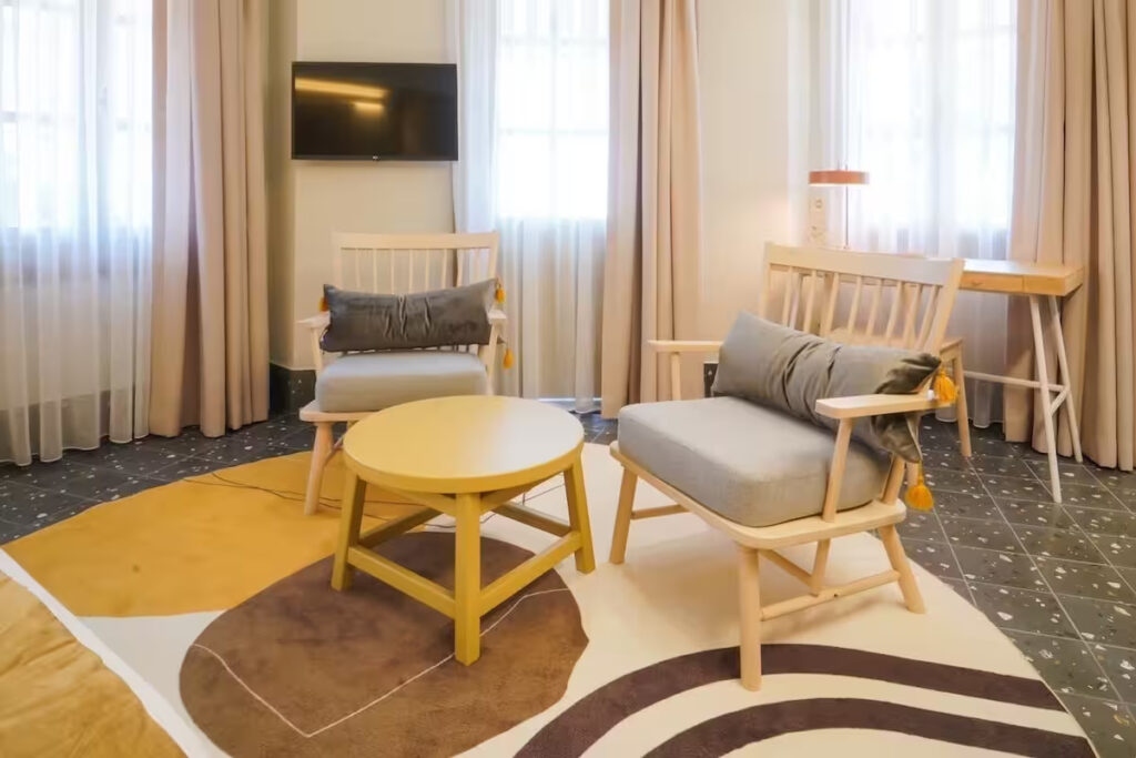 Deluxe Corner City Tek Büyük Yataklı Oda