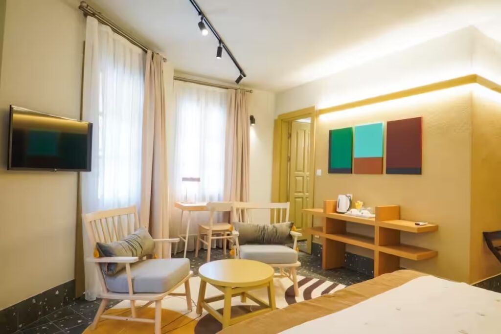 Deluxe Corner City Tek Büyük Yataklı Oda